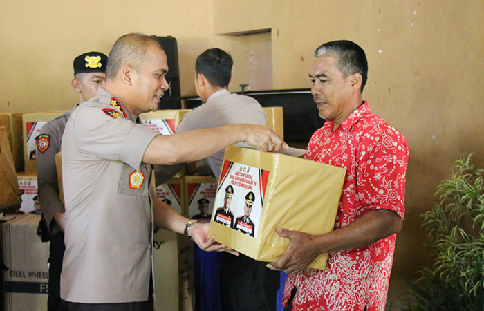 SIMBOLIS: Kapolresta Magelang Kombes Pol Mustofa saat memberikan bingkisan kepada perwakilan penerima manfaat, Selasa (25/6).