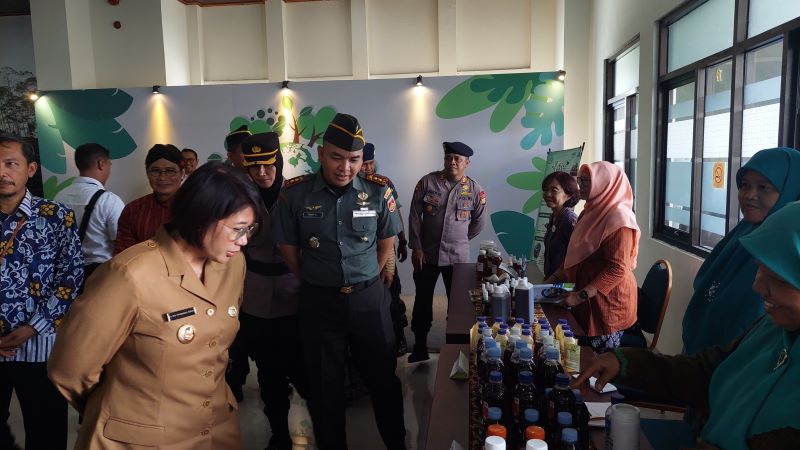 PENINJAUAN: Pj Bupati melihat produk eco enzim dalam penanganan sampah.&nbsp;