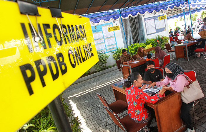 KASUS BARU: Masyarakat saat mendatangi posko pelayanan penerimaan peserta didik baru di Disdikpora Jogja beberapa waktu lalu.