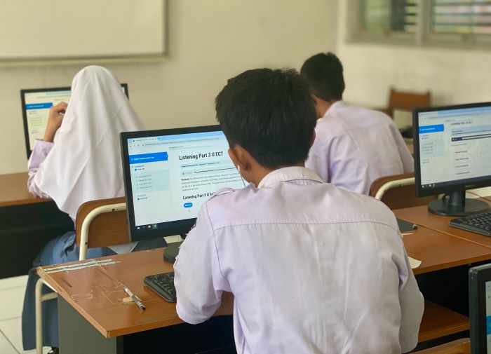 NILAI PLUS - Dokumentasi ujian sertifikasi TOEIC siswa SMK SMTI Yogyakarta belum lama ini - (Doc SMK SMTI Yogyakarta untuk Radar Jogja)