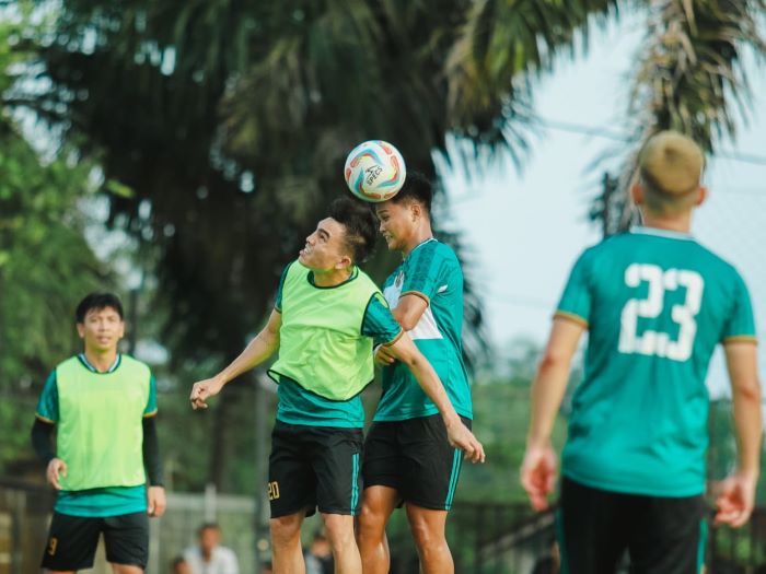 Keterangan Para pemain PSS Sleman saat menjalani latihan rutin di Lapangan Pakembinangun Sleman, Senin (24/6) lalu.