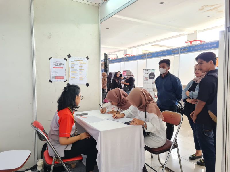 CARI PELUANG: Para pencari kerja mulai berdatangan ke pendopo lapangan drh Soepardi Mungkid untuk mencari kerja, Selasa (25/6/2024).