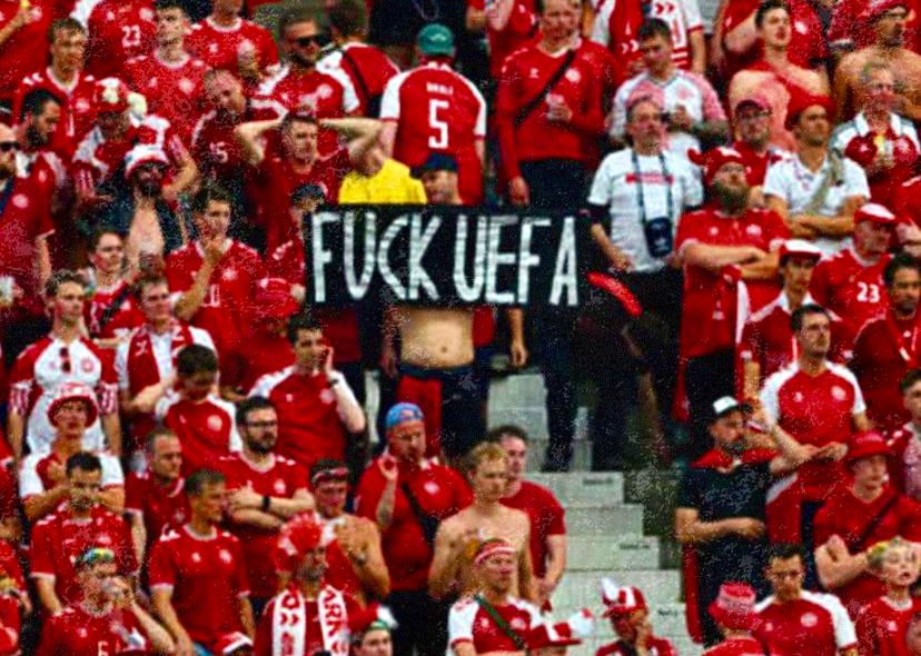 Supporter Denmark membentangan bendera rasis