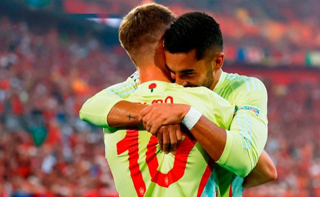 Ferran Torres rayakan gol yang dia cetak ke gawang Albania bersama sang pengumpan, Dani Olmo (getty)