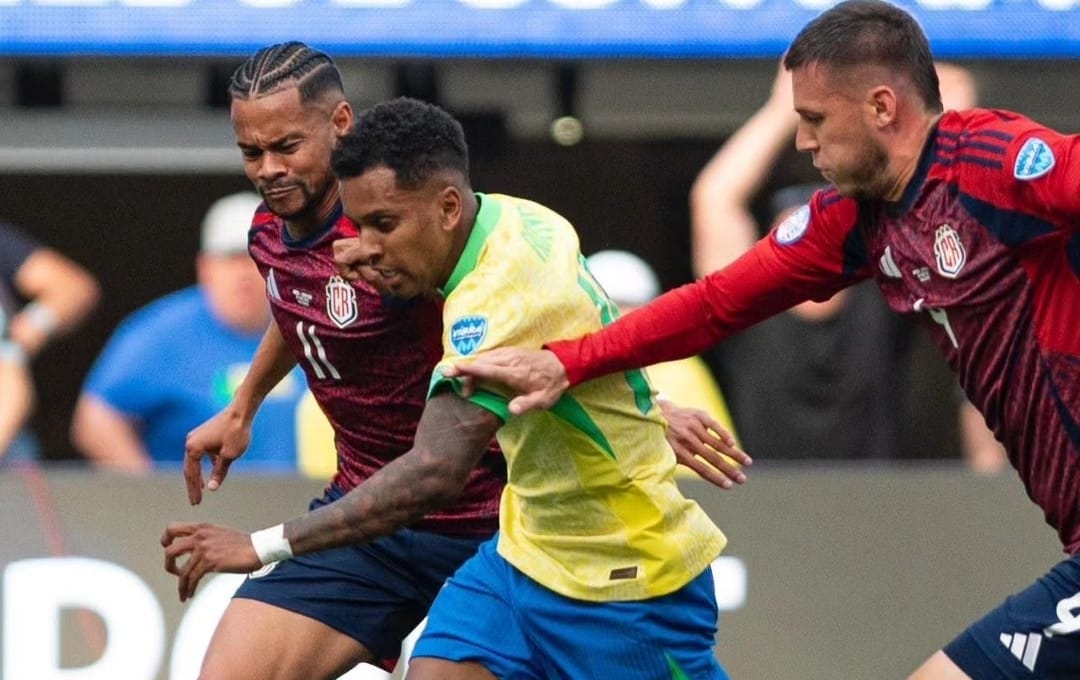 Rodrygo mencoba lewati barikade pertahanan Kosta Rika dimana berkahir dengan hasil imbang (ig copaamerica)