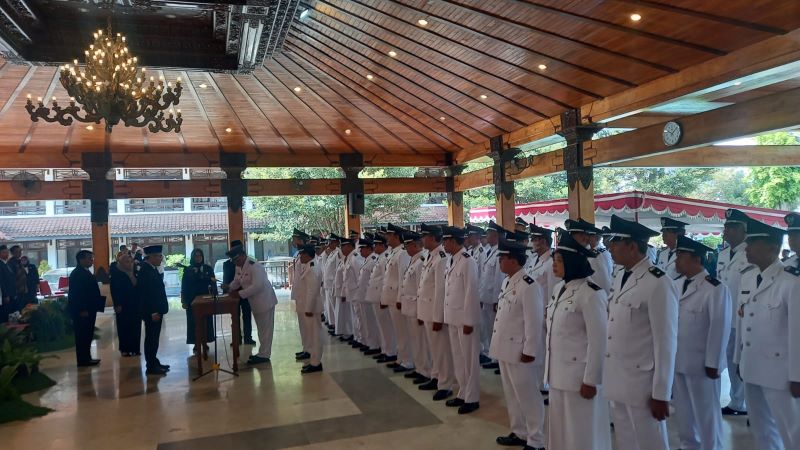 Suasana pengukuhan yang dilakukan di Pendopo Parasamya Kantor Bupati Bantul Rabu (26/6/2024) yang diikuti oleh 74 lurah.&nbsp;