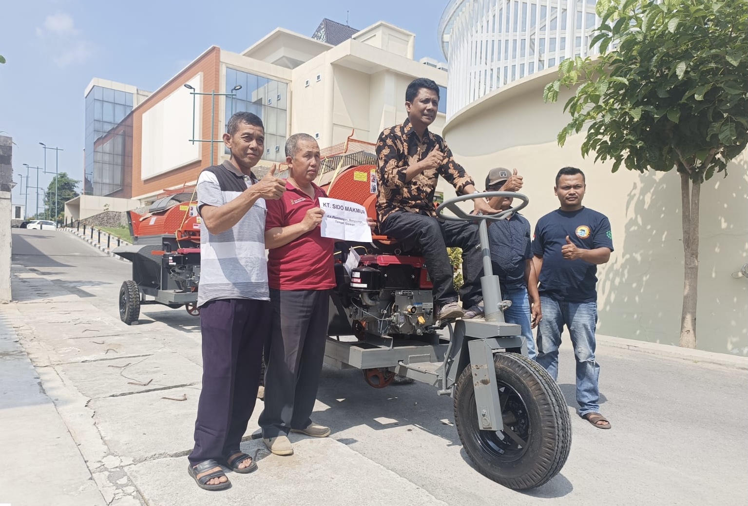 PEDULI PETANI: Ketua DPRD Kabupaten Sleman Haris Sugiharta (naik power thresher) usai penyerahan bantuan alsintan tersebut untuk petani, Rabu (26/6).