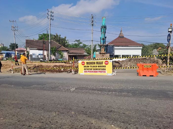 Pembangunan fly over dan semi underpass di Canguk, Kota Magelang membuat Jalan Telaga Warna ditutup
