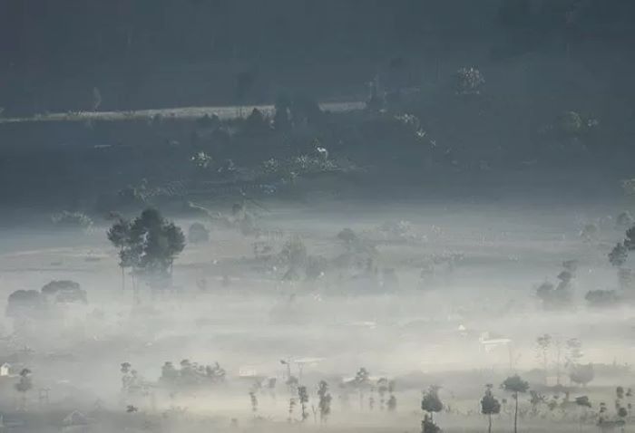 Ilustrasi cuaca dingin tertutup kabut