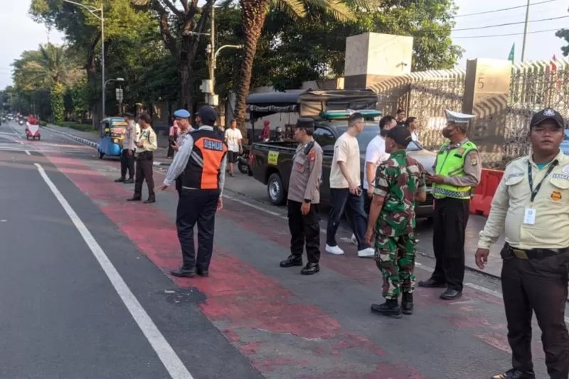 Penjagaan di Kawasan Masjid Istiqlal, Sawah Besar, Jakarta Pusat, oleh pihak Kepolisian, Dinas Perhubungan, dan juga Satpol PP (Polres Metro Jakarta Pusat)