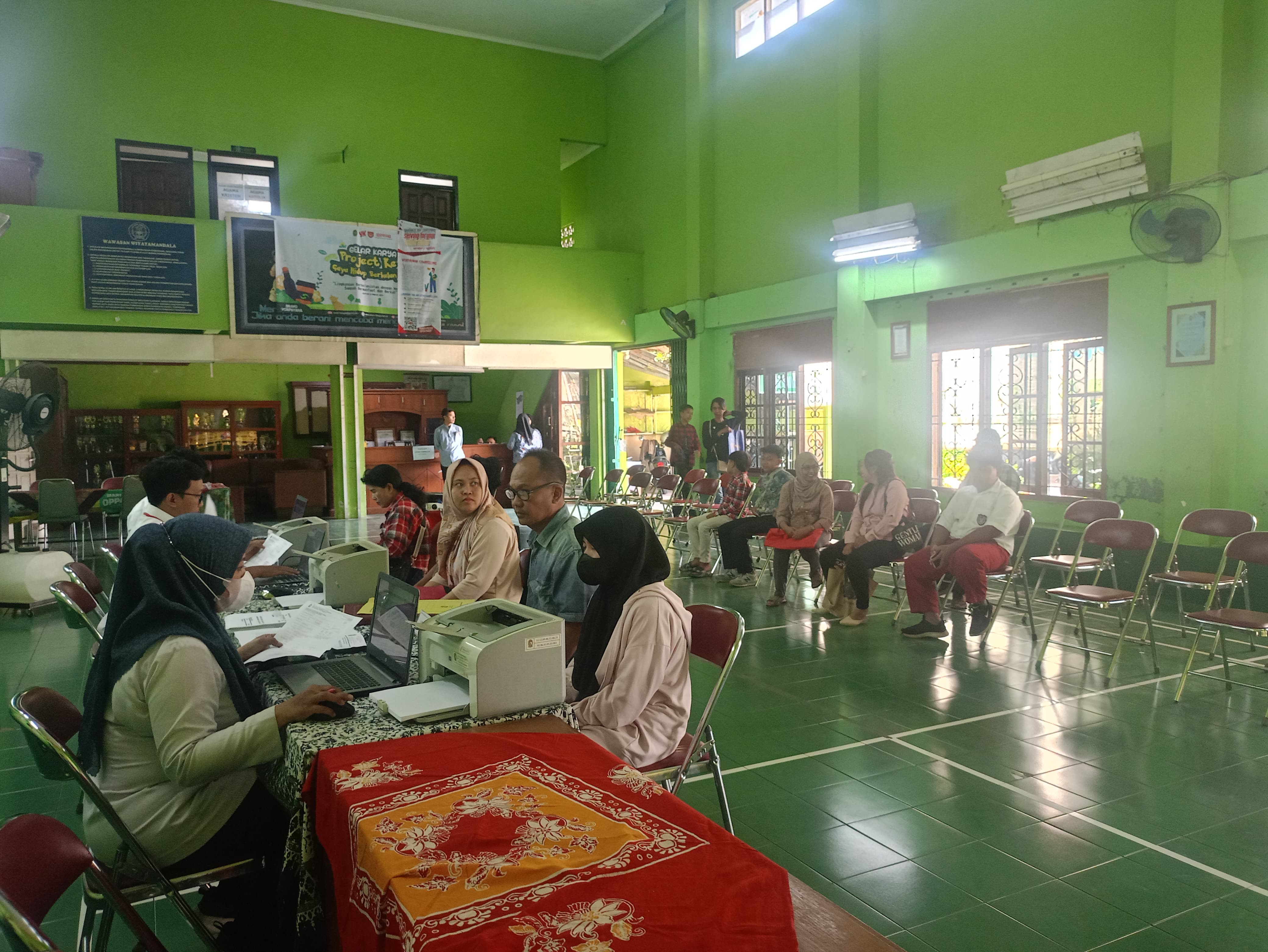 PROSES: Sesi pendaftaran PPDB di SMPN 12 Jogja memasuki hari ketiga kemarin (26/6). Sebelumnya pendaftaran jalur zonasi radius, afirmasi, dan PTO usai digelar. (Fahmi Fahriza/Radar Jogja)