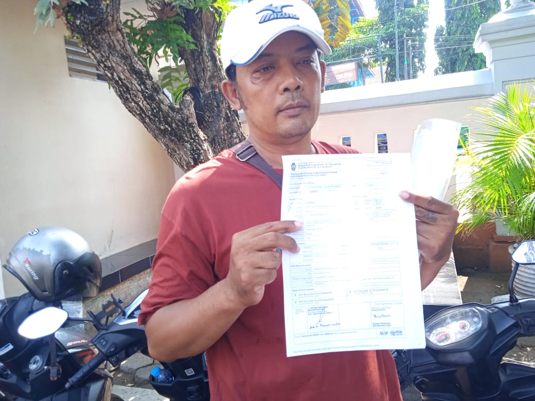 Seorang orang tua siswa Bekti Pranoto Wulan warga RW 04, RT 14, Kalurahan Cokrodiningratan, Kecamatan Jetis, Kota Jogja saat memberikan pernyataan kepada awak media pada Rabu (26/6/2024)