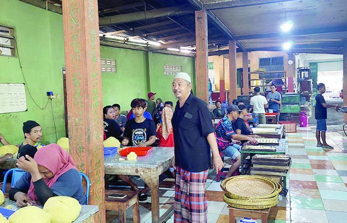 PROSES: Rahmat menunjukkan proses pembuatan bakpia dan wingko.(ANOM BAGASKORO/RADAR JOGJA)