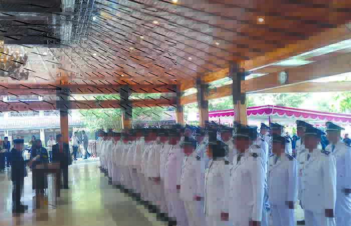 SIMBOLIS: Suasana pengukuhan 74 lurah oleh Bupati Bantul Abdul Halim Muslih di Pendopo Parasamya Kantor Bupati Bantul kemarin (26/6).&nbsp;(Khairul Ma&rsquo;arif/Radar Jogja)