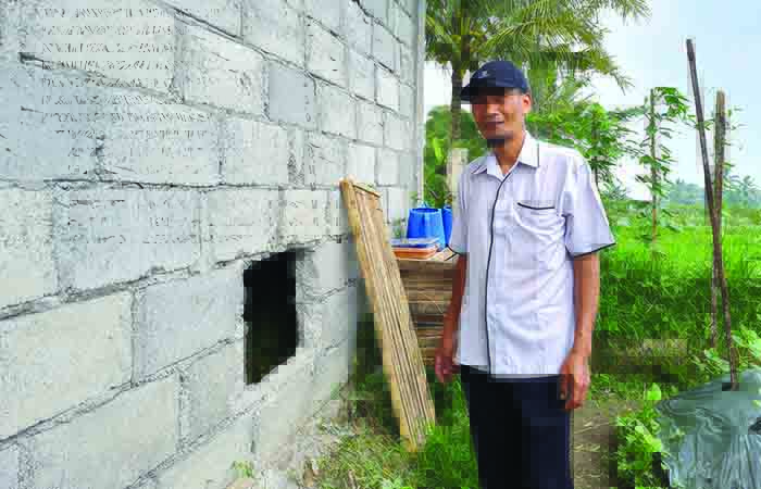 BERLUBANG: Beberapa kambing milik Murtopo dibobol maling dengan cara menjebol tembok di sisi kiri.&nbsp;(NAILA NIHAYAH/RADAR JOGJA)