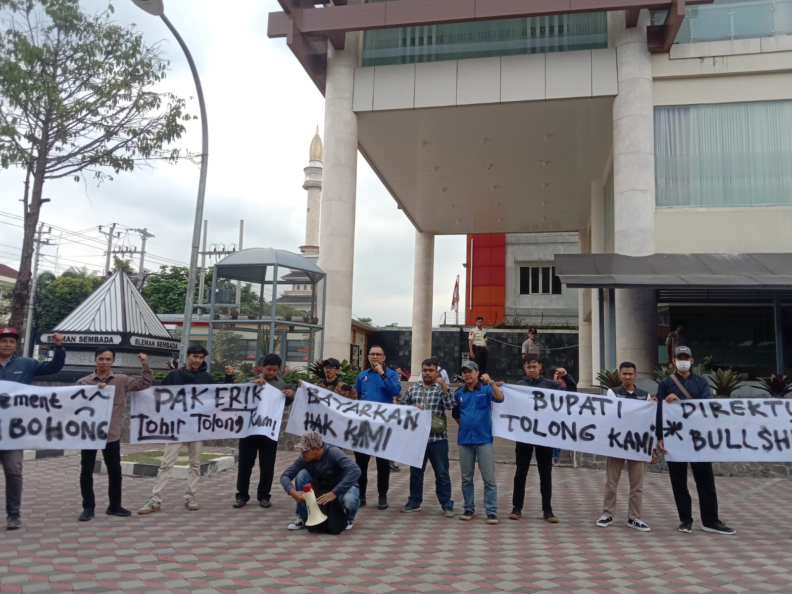 TUNTUT HAK: Para pendemo yang menggelar aksi di Kantor Bupati Sleman untuk menuntut hak pada PT Primissima Selasa (26/6).&nbsp;(Delima Purnamasari/Radar Jogja)