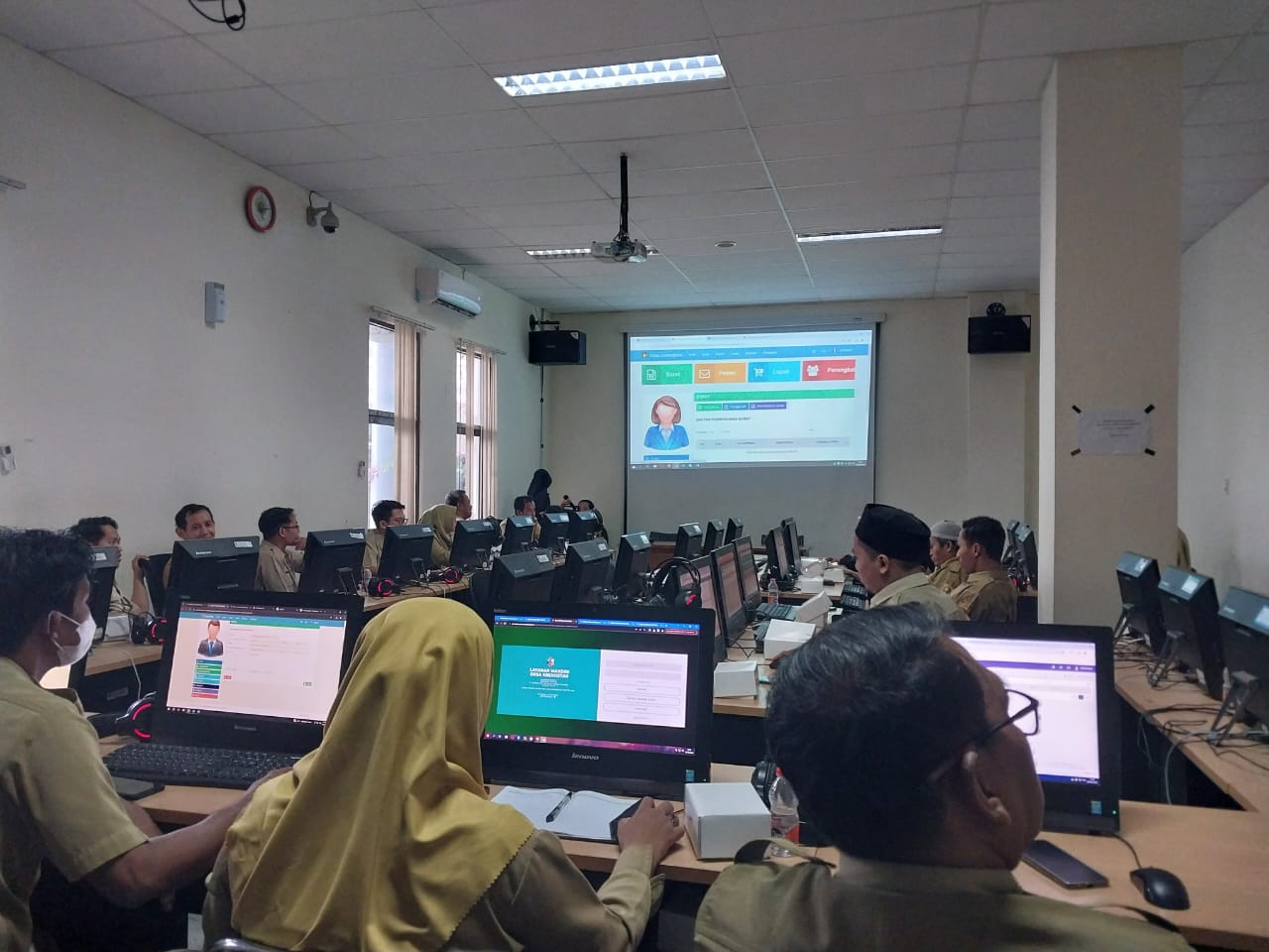 Perangkat desa atau operator website desa saat mengikuti pelatihan website desa dari Dinkominfostasandi Purworejo.(Dinkominfostasandi Purworejo untuk Radar Jogja)