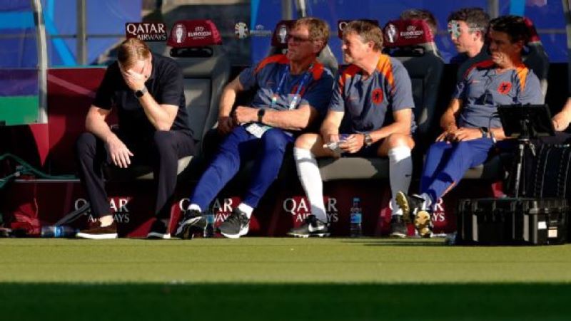 Pelatih Belanda, Ronald Koeman (paling kiri) terlihat frustasi atas penampilan anak asuhnya dalam kekalahan atas Austria (getty)