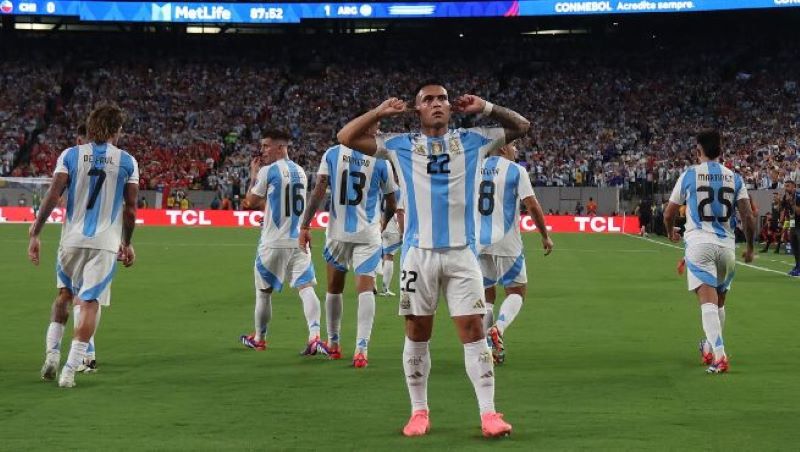 Selebrasi Lautaro Martinez usai mencetak gol kemenangan bagi Argentina kontra Chile (getty)
