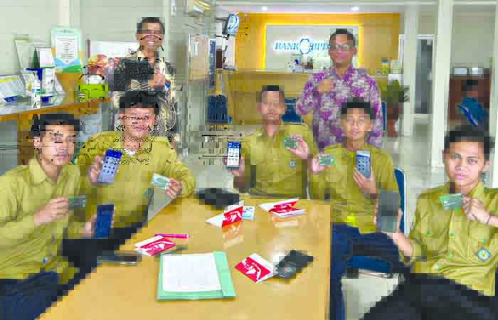 SOLUSI: Pelajar saat menunjukkan kartu dan mobile banking dari BPD DIY sebegai bentuk digitalisasi transaksi.&nbsp;(DOKUMENTASI BPD DIY)