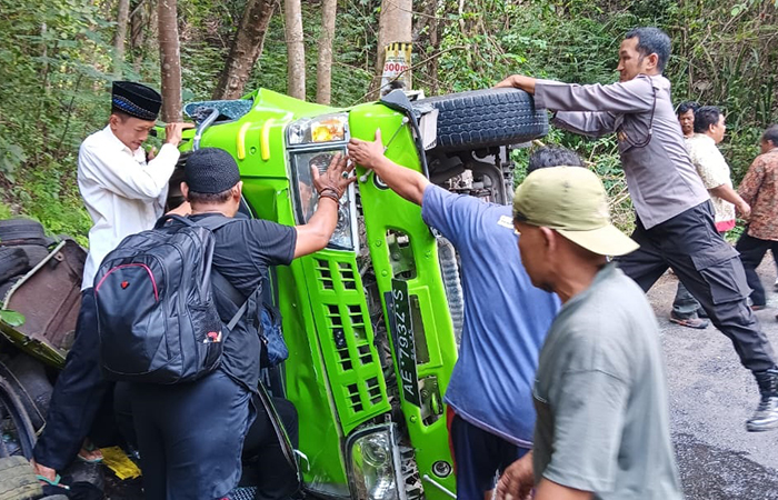 TERGULING: Minibus yang menabrak tebing hingga mengalami ringsek di bagian depan di Jalan Dlingo-Imogiri, (27/6). Humas Polres Bantul