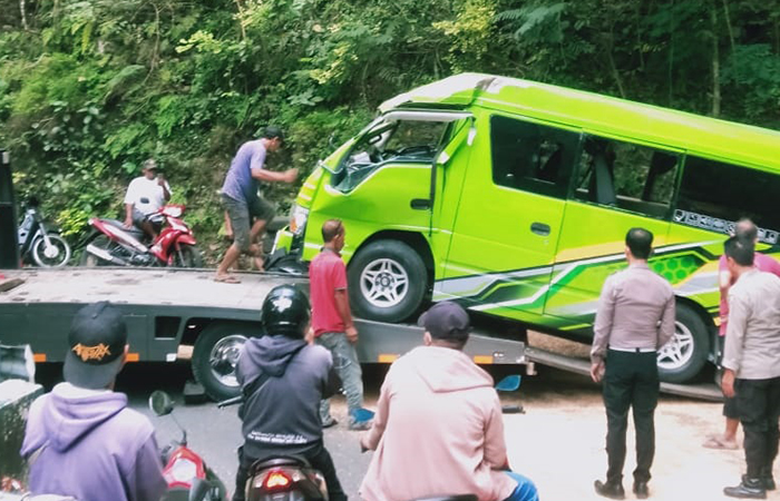 TERGULING: Minibus yang menabrak tebing hingga mengalami ringsek di bagian depan di Jalan Dlingo-Imogiri, (27/6). Humas Polres Bantul