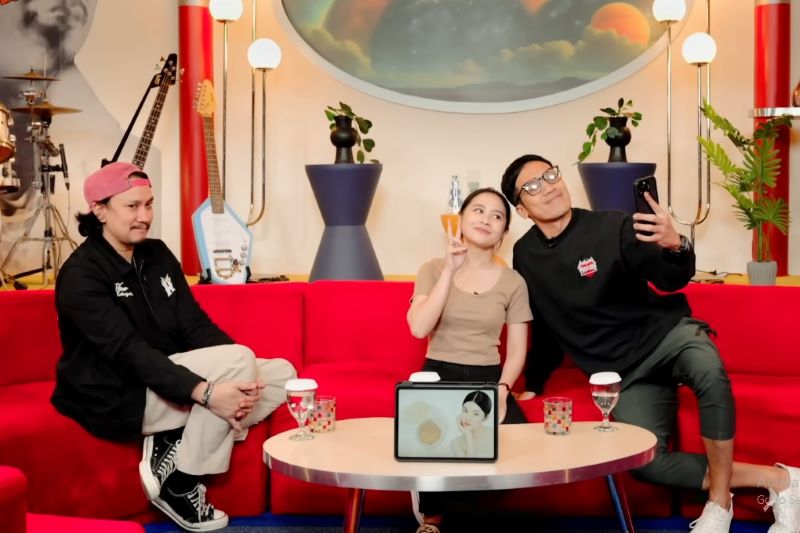 Prilly Latuconsina di podcast Vindes.