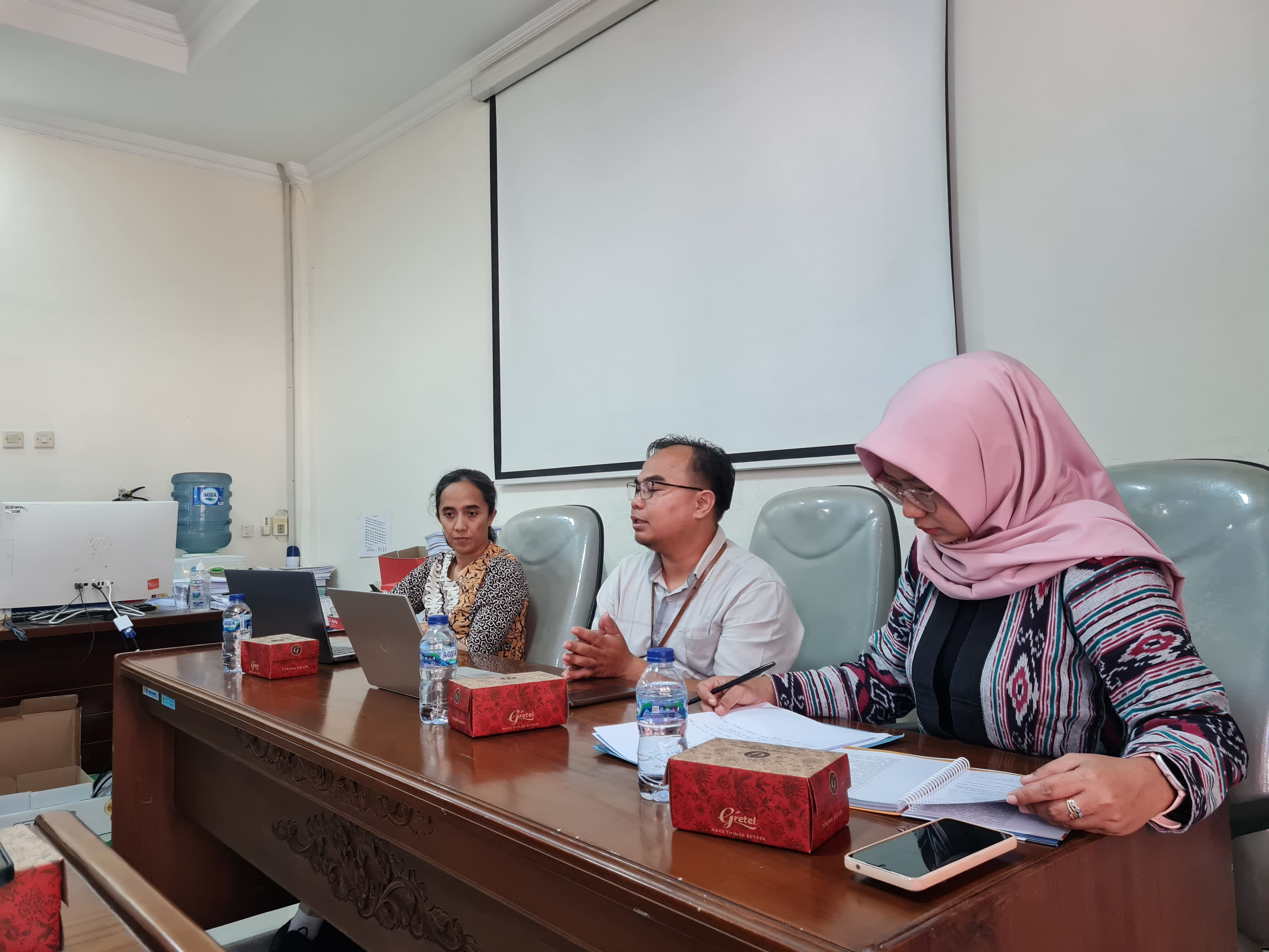 PAPARAN: Dosen Prodi Hukum Untidar bersama Ketua LSM Sahabat Perempuan saat menjelaskan soal kasus kekerasan seksual kepada anggota PWI kota dan Kabupaten Magelang, Rabu (26/6)