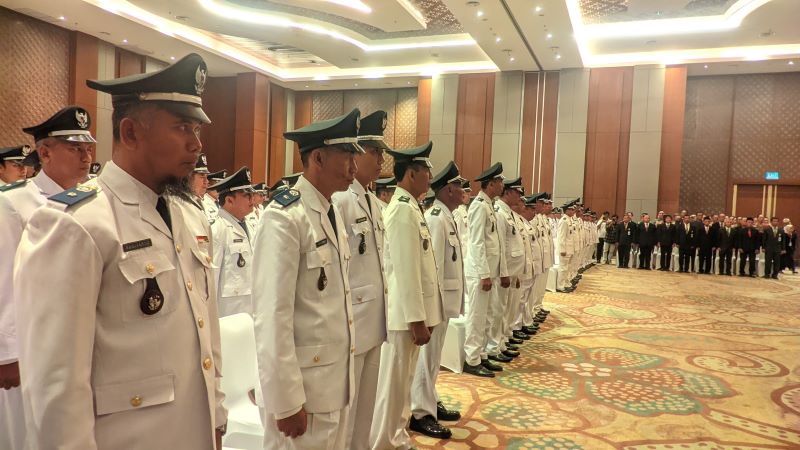 Penyerahan SK Perpanjangan masa jabatan oleh 143 Lurah oleh Bupati Gunungkidul Sunaryanta di Hotel Santika, Rabu (26/6).