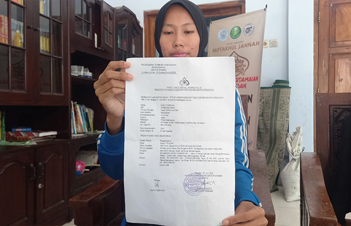 Gambar Nadia menunjukkan bukti laporan sudah diterima polisi