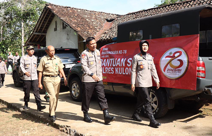 CEK: AKBP Nunuk melakukan peninjauan pada instalasi saluran air bersih.DOKUMENTASI POLRES KULON PROGO