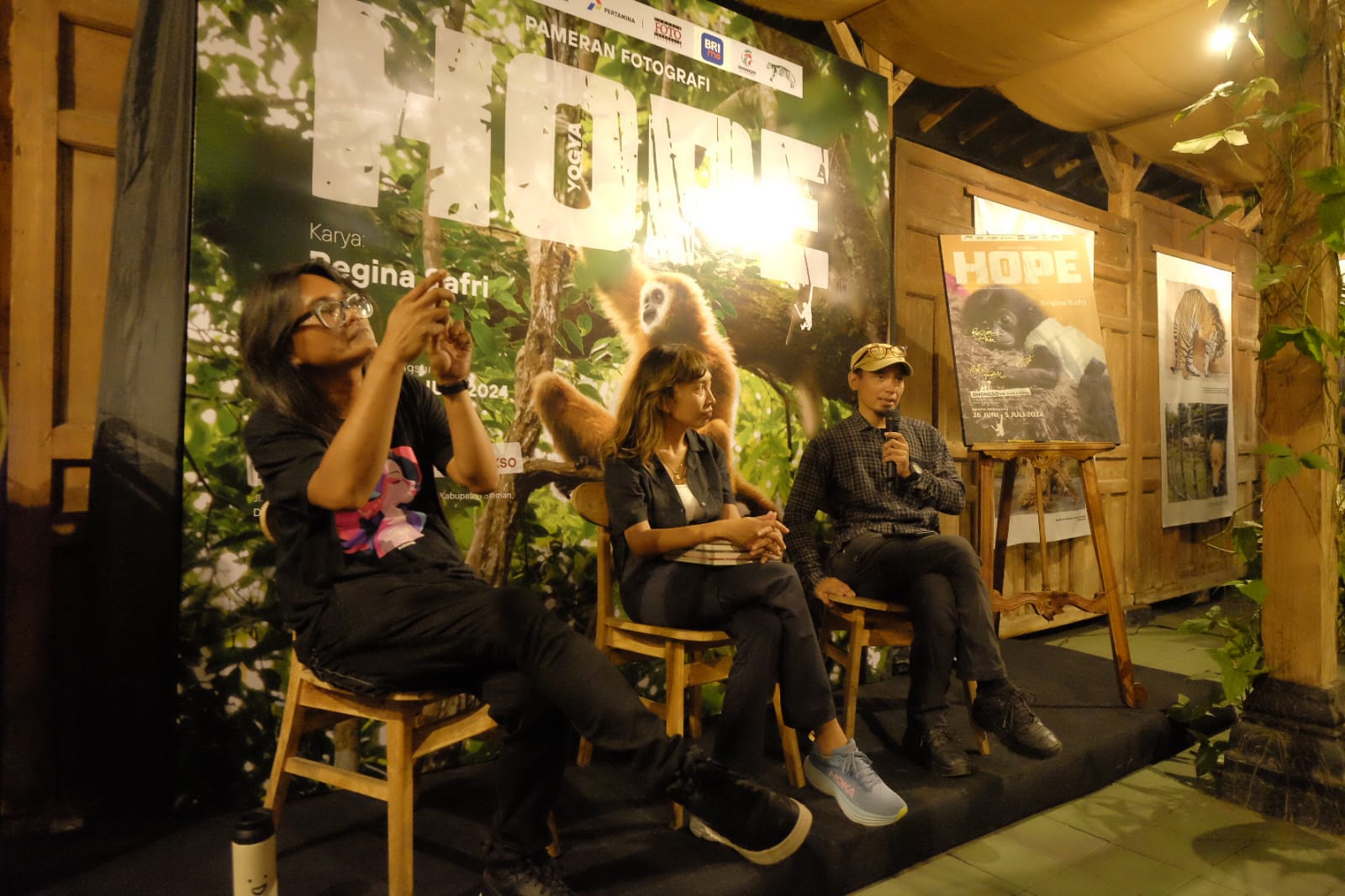 Pameran foto Hope karya Regina Safri digelar di Dhongso, Ngaglik, Sleman hingga 5 Juli 2024. Pembukaan diisi dengan diskusi buku Hope.    (PFI Jogja/Arnold Simanjuntak)