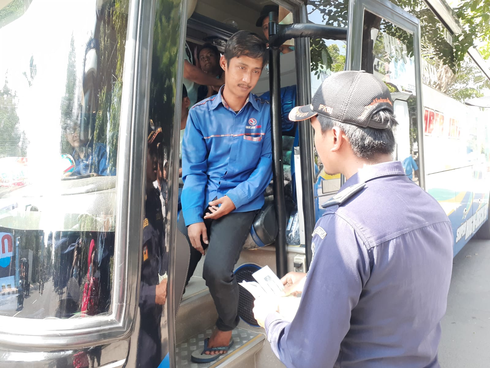 Suasana petugas saat melakukan pengecekkan terhadap sejumlah bus pariwisata di kawasan PASTHY pada Kamis (27/6/2024).  (IWAN NURWANTO/Radar Jogja)