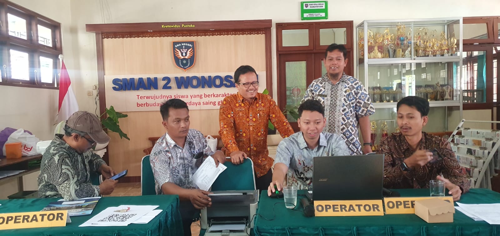Panitia PPDB SMADA Wonosari beraktivitas di meja kerja pada Kamis (27/6/2024)  (GUNAWAN/Radar Jogja)