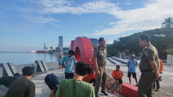 Seorang pemuda tewas usai tertimpa huruf T di Anjungan Toraja di Pantai Losari, Makassar (Istimewa)