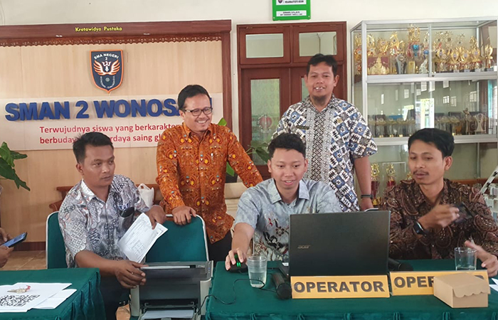 SEMANGAT: Panitia PPDB SMADA Wonosari beraktivitas di meja kerja Kamis (27/6)GUNAWAN/RADAR JOGJA