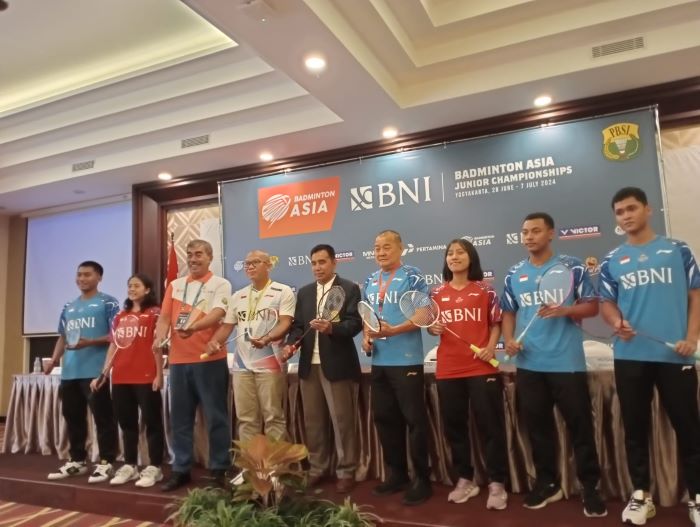 Keterangan, Para atlet Indonesia yang akan tampil di BNI Badminton Asia Junior Championships 2024 saat berfoto bersama dengan jajaran panitia dan manajer tim Indonesia