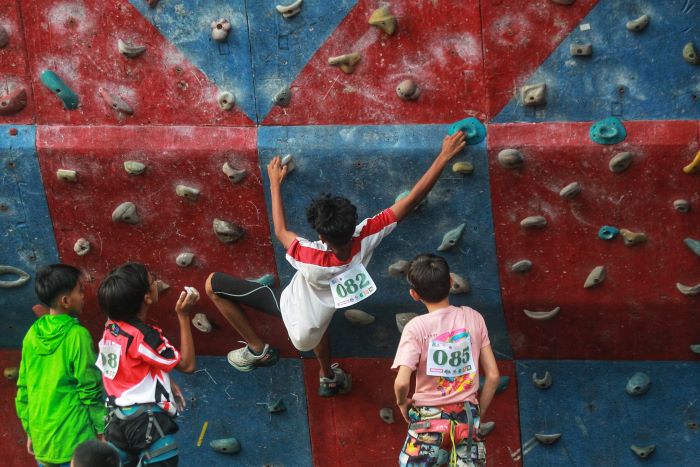Lomba panjat tebing usia dini