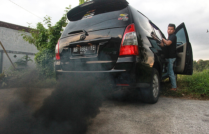 HITAM PEKAT: BBM jenis solar tidak dapat terbakar sepenuhnya oleh mesin yang membuat sisa pembakaran dibuang melalui knalpot berupa asap hitam tebal mirip tinta cumi-cumi.