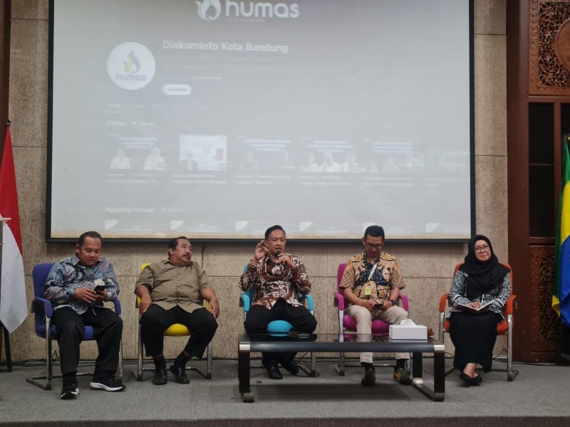 PAPARAN: Asisten Administrasi Umum Setda Kabupaten Magelang bersama Kepala Diskominfo Kota Bandung dan jajarannya saat berbincang dengan awak media, Jumat (28/6/2024).