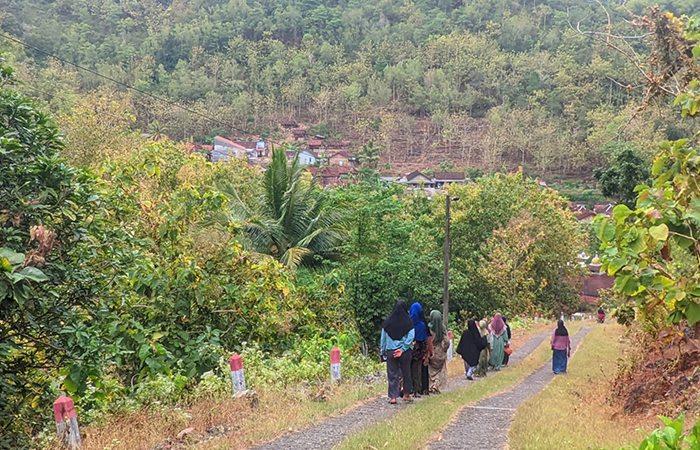 UNIK: Warga di Dusun Wota Wati, Kalurahan Pucung, Girisubo, Kabupaten Gunungkidul&nbsp;sedang melakukan aktivitas.Andi May/Radar Jogja&nbsp;