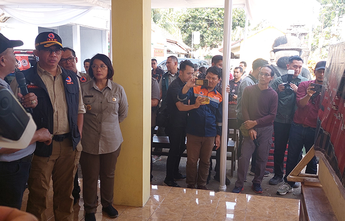 PAPARAN: Kepala BNPB menerima paparan mengenai potensi bencana di Kulon Progo.ANOM BAGASKORO/RADAR JOGJA