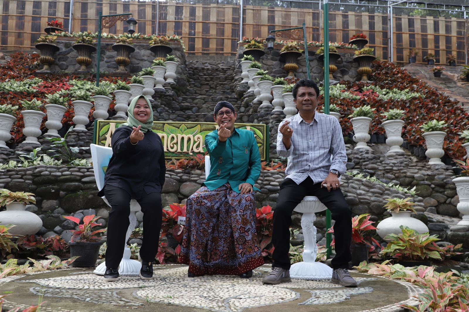 LOVE SLEMAN:Bupati Sleman Kustini Sri Purnomo bersama Ketua DPRD Sleman Haris Sugiharta (kanan) dan Menteri Desa,Pembangunan Daerah Tertinggal, dan Transmigrasi Abdul HalimIskandar di sela peresmian
