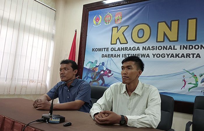 OPTIMISTIS: Sekum Pengda Hapkido DIJ Lukman Arosyid (Kanan) dan Kabid Binpres Pengda Hapkido DIJ Eka Suwartana saat berbincang di Kantor KONI DIJ.