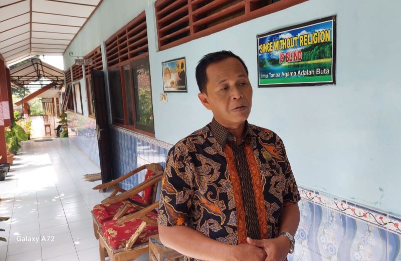 MENUNJUKKAN: Arif Gunawan menyampikan perihal jumlah siswa.&nbsp;