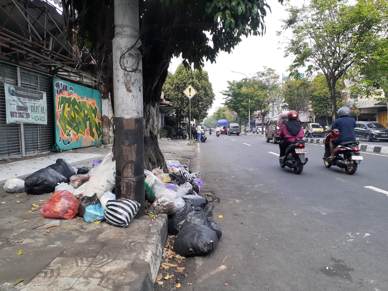 Tumpukan sampah liar masih nampak di Kota Jogja, salah satunya di Jalan Magelang, Karangwaru, Tegalrejo pada Jumat (28/6/2024).  (IWAN NURWANTO/Radar Jogja)