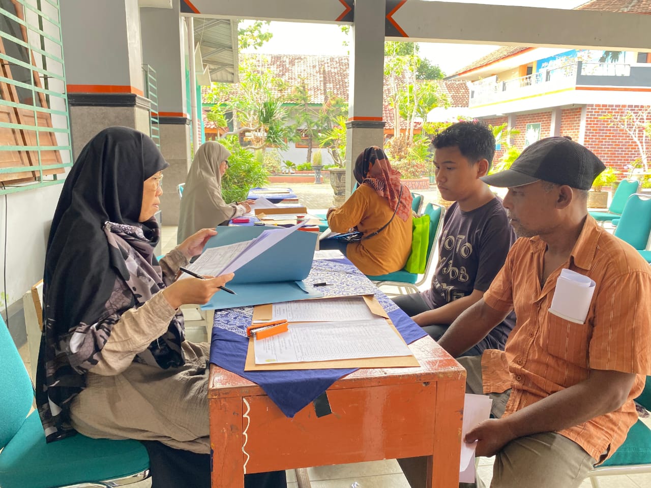 Calon siswa dan orang tua melakukan daftar ulang di SMPN 1 Bantul pada Jumat (28/6/2024)  (GUNAWAN/Radar Jogja)