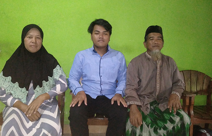 BAHAGIA - Warga Kauman, Wijirejo, Pandak, Bantul&nbsp;Ahmad Yuli Setiawan diapit ayah dan ibunya(Doc pribadi Ahmad Yuli Setiawan untuk Radar Jogja)