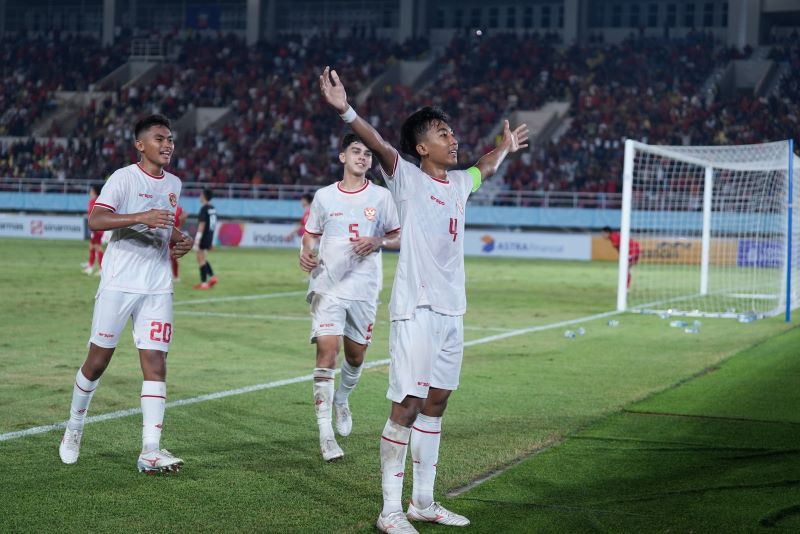 Selebrasi para pemain timnas Indonesia U16 usai berhasil kalahkan Laos dengan skor telak 6-1 dan lolos ke semifinal (PSSI)