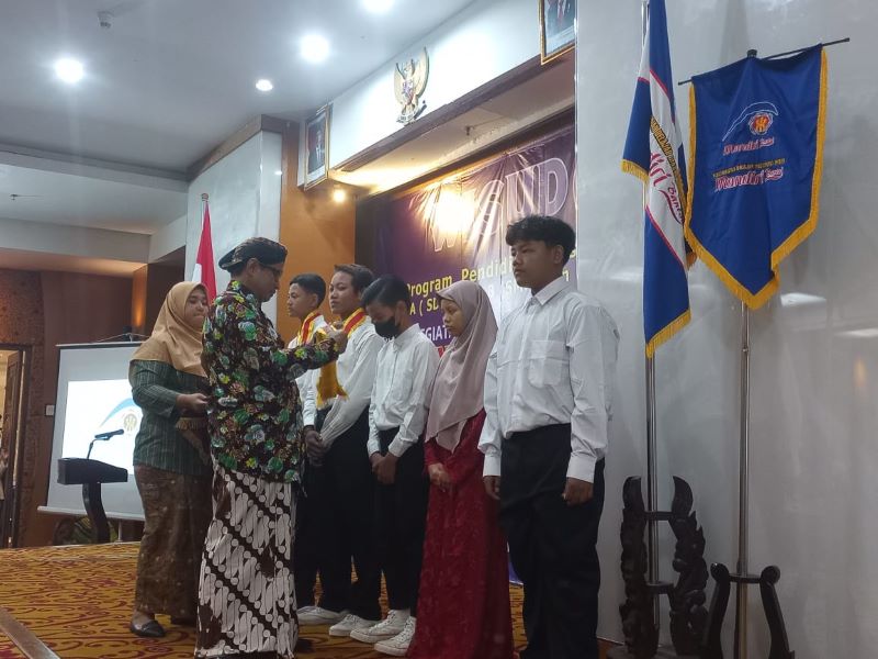 Prosesi wisuda PKBM Mandiri Kretek Bantul, di Ros In Hotel, Bantul, Minggu (23/6/2024).